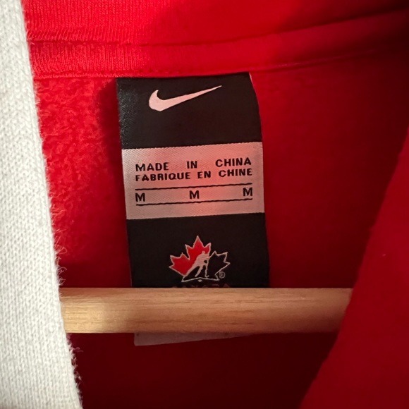 Nike team Canada carpet logo - Picture 5 of 5